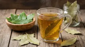 Tazza di bevanda calda all’alloro con foglie di alloro su tavolo di legno