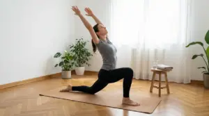 Donna in affondo su tappetino, braccia sollevate, esercizio di stretching e tonificazione a casa